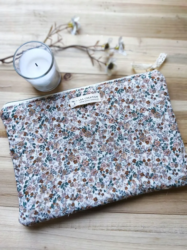 Pochette pour Ipad matelassée , tissu liberty