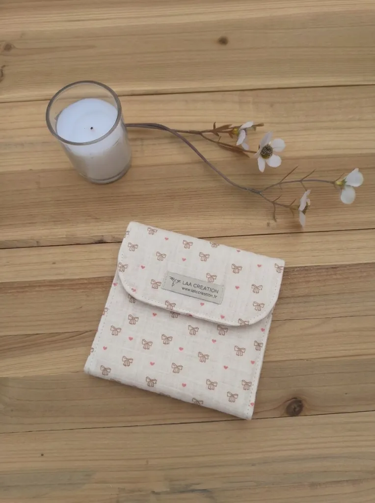 etui savon beige noePochette étui à savon ou lingettes - imperméable - L&A Créationuds joli coeur.webp