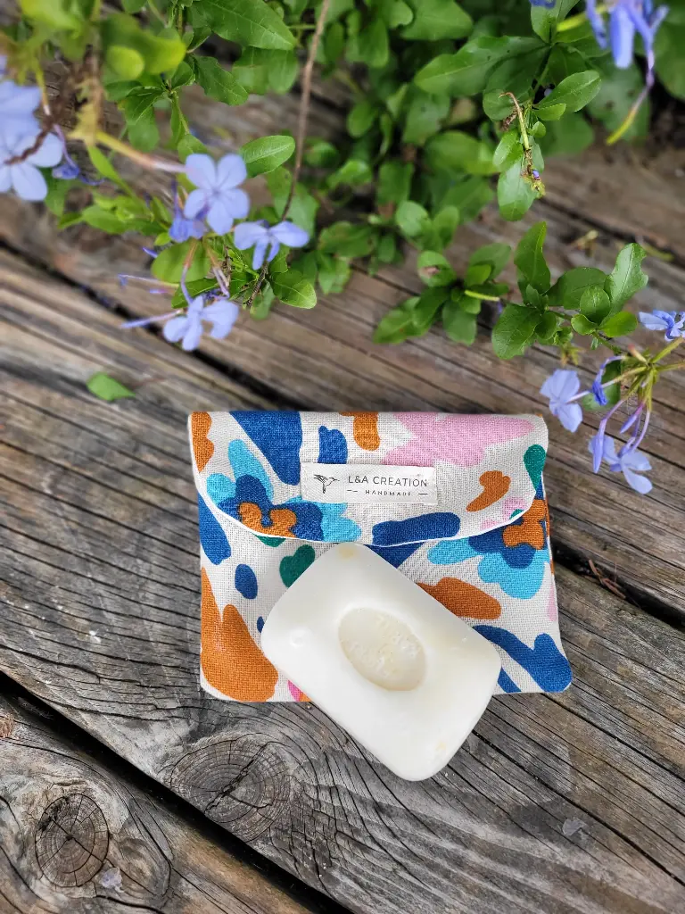 Pochette pour lingettes ou savon - Coton imprimé au choix - intérieur imperméable - couleur au choix