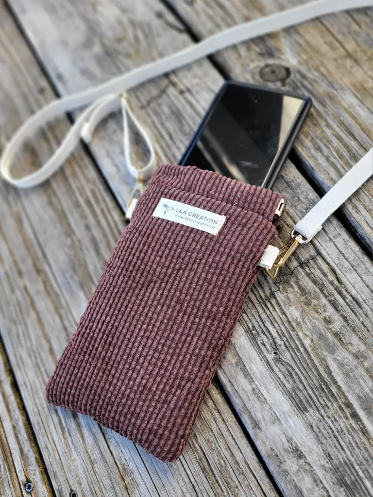 Etui à téléphone velours avec  bandoulière  (Ecru)